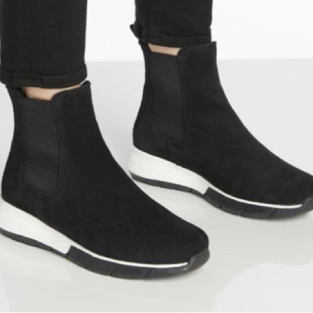 LA CANADIENNE NEWPORT BLACK SUEDE Chelsea Ankle Boots~Size:7.5~black/white